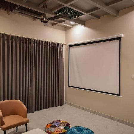 Saiba Outhouse- 4 Bed Room- Pool- Theatre- Partyhall- Garden & Terrace Sitting Area Jaipur Eksteriør bilde