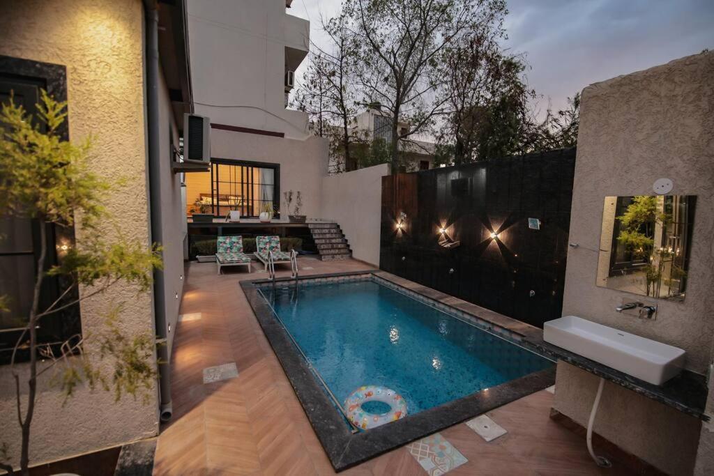 Saiba Outhouse- 4 Bed Room- Pool- Theatre- Partyhall- Garden & Terrace Sitting Area Jaipur Eksteriør bilde