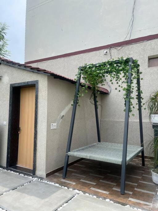 Saiba Outhouse- 4 Bed Room- Pool- Theatre- Partyhall- Garden & Terrace Sitting Area Jaipur Eksteriør bilde