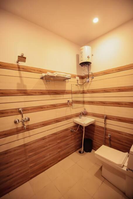 Saiba Outhouse- 4 Bed Room- Pool- Theatre- Partyhall- Garden & Terrace Sitting Area Jaipur Eksteriør bilde