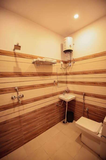 Saiba Outhouse- 4 Bed Room- Pool- Theatre- Partyhall- Garden & Terrace Sitting Area Jaipur Eksteriør bilde