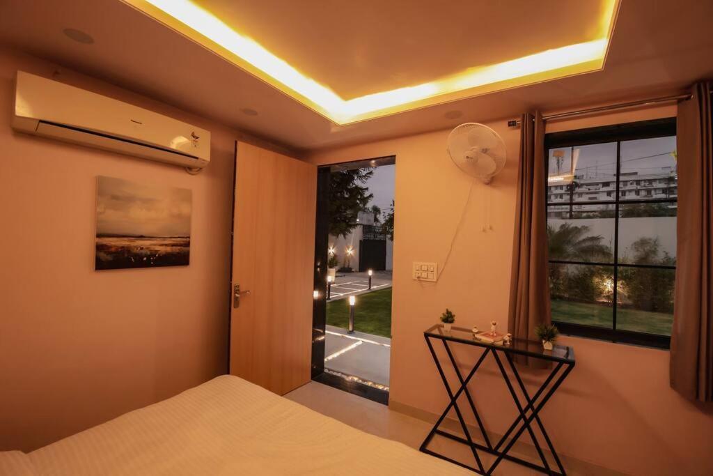 Saiba Outhouse- 4 Bed Room- Pool- Theatre- Partyhall- Garden & Terrace Sitting Area Jaipur Eksteriør bilde