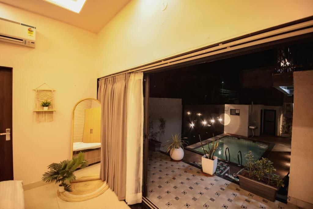 Saiba Outhouse- 4 Bed Room- Pool- Theatre- Partyhall- Garden & Terrace Sitting Area Jaipur Eksteriør bilde