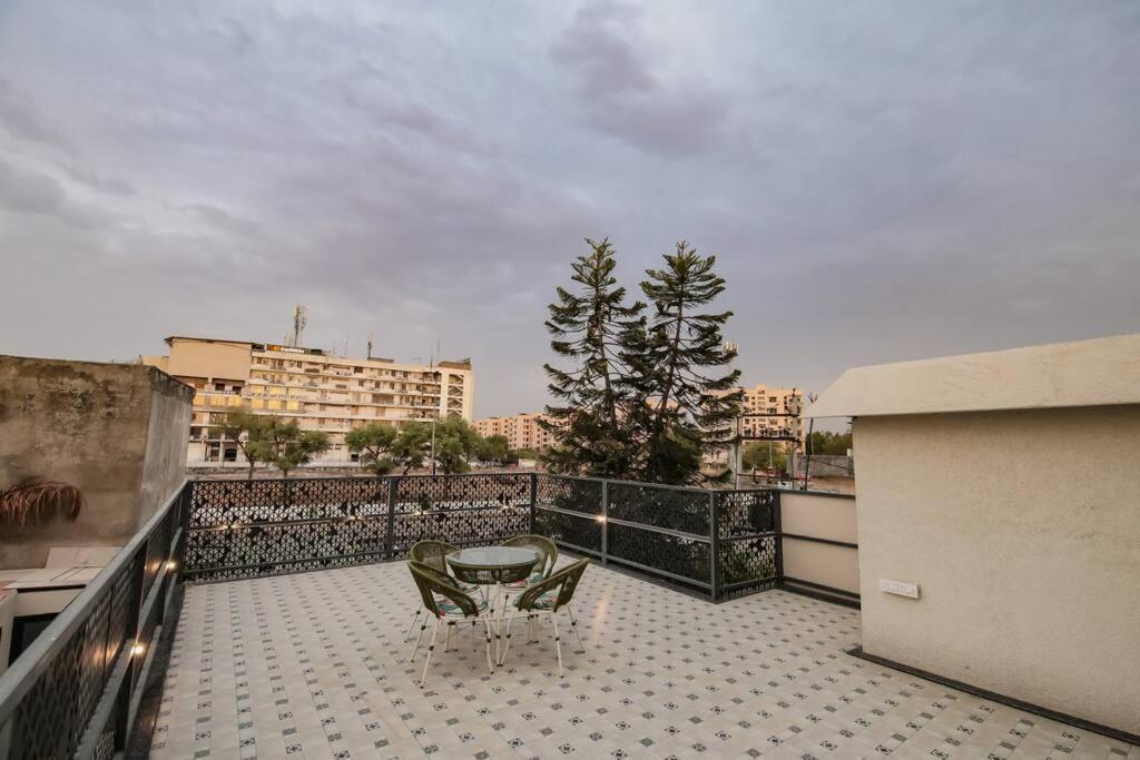 Saiba Outhouse- 4 Bed Room- Pool- Theatre- Partyhall- Garden & Terrace Sitting Area Jaipur Eksteriør bilde