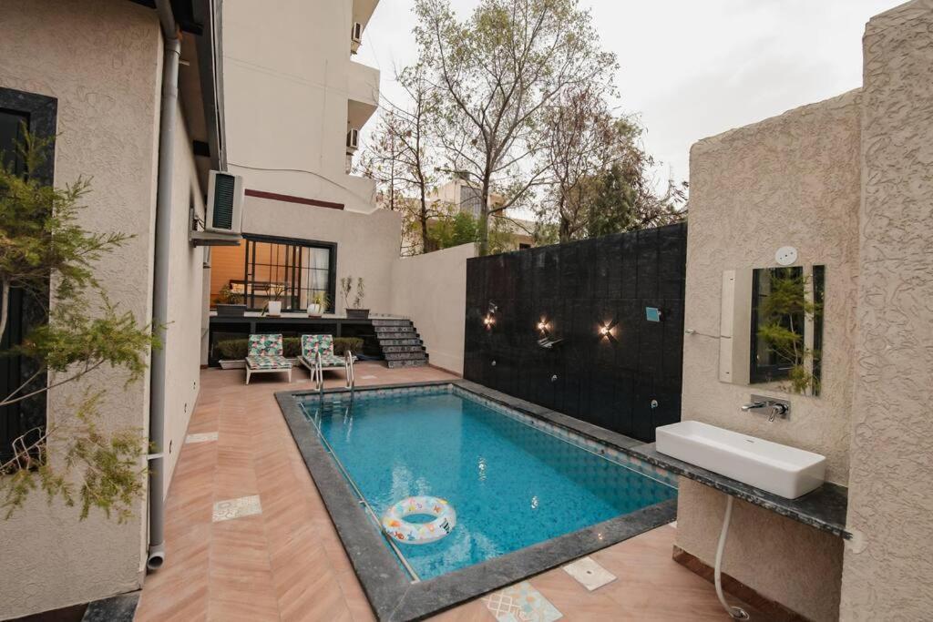 Saiba Outhouse- 4 Bed Room- Pool- Theatre- Partyhall- Garden & Terrace Sitting Area Jaipur Eksteriør bilde