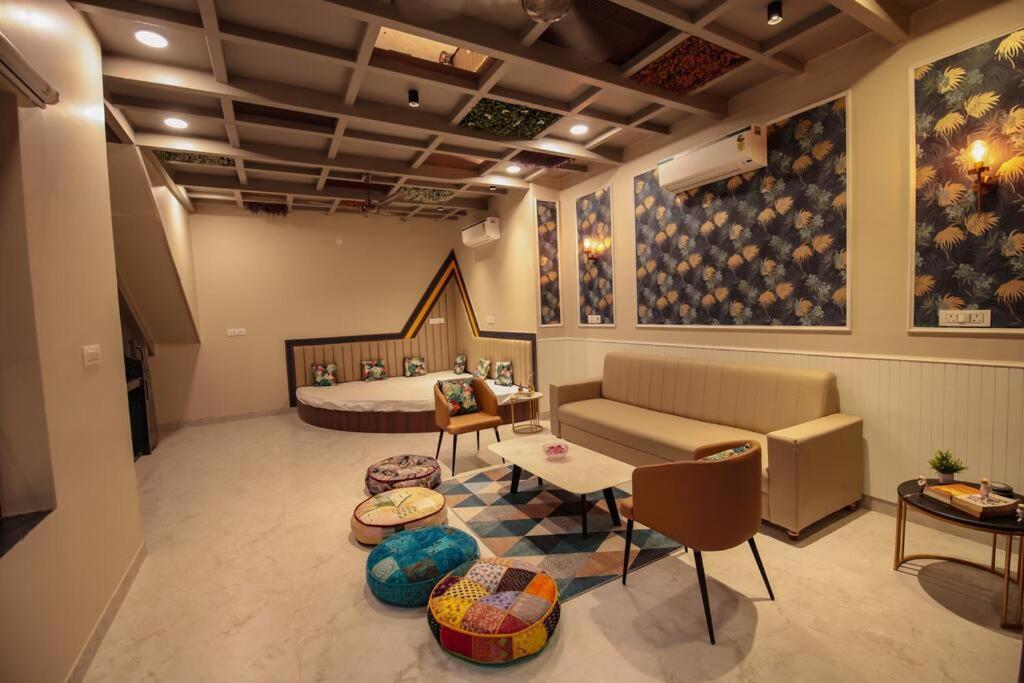 Saiba Outhouse- 4 Bed Room- Pool- Theatre- Partyhall- Garden & Terrace Sitting Area Jaipur Eksteriør bilde