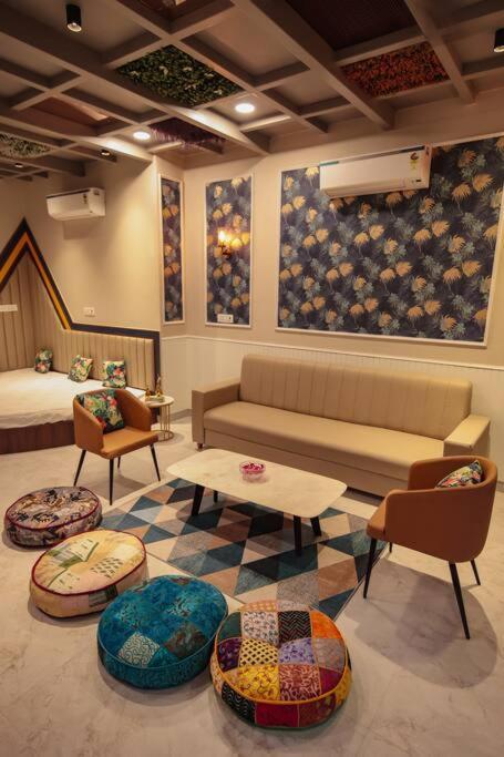 Saiba Outhouse- 4 Bed Room- Pool- Theatre- Partyhall- Garden & Terrace Sitting Area Jaipur Eksteriør bilde