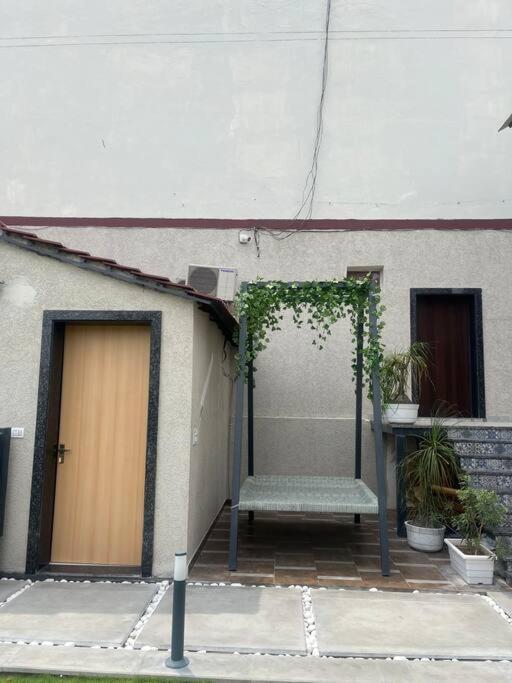 Saiba Outhouse- 4 Bed Room- Pool- Theatre- Partyhall- Garden & Terrace Sitting Area Jaipur Eksteriør bilde