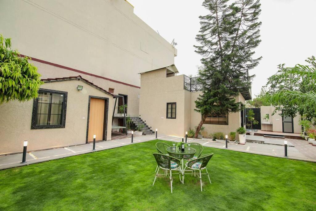 Saiba Outhouse- 4 Bed Room- Pool- Theatre- Partyhall- Garden & Terrace Sitting Area Jaipur Eksteriør bilde
